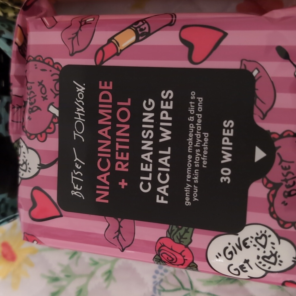 Pick One Cleansing Facial Wipes Betsey Johnson New - Picture 4 of 6